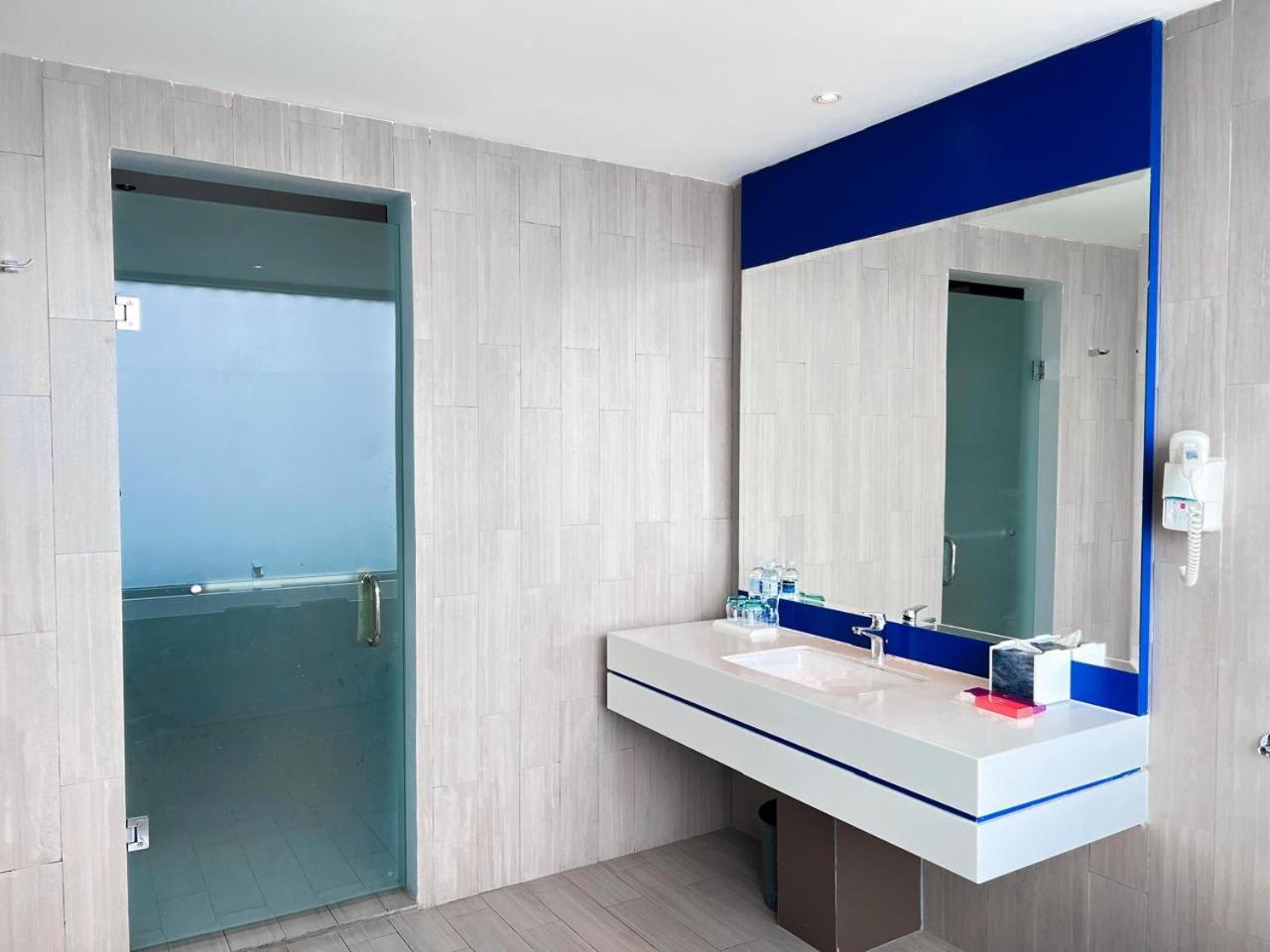 Отель Ibis Styles Batam Нагоя Экстерьер фото